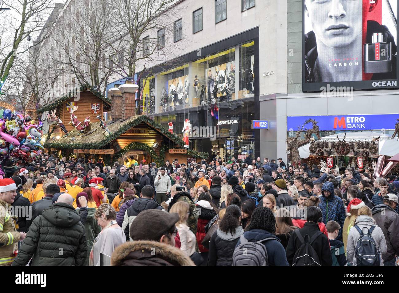 Birmingham, Großbritannien. Dezember 2019. Clevere Käufer sind in der Innenstadt von Birmingham unterwegs, da während des „Super Saturday“ am letzten Samstag vor Weihnachten, der als einer der geschäftigsten Einkaufstage des Jahres gilt, Verkäufe von bis zu 50 Prozent verfügbar waren. Bild aufgenommen am 21.12.2019. Quelle: Stop Press Media/Alamy Live News Stockfoto