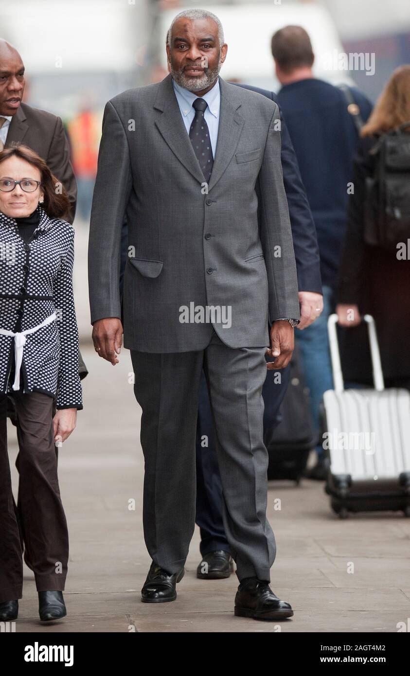 Neville und Doreen Lawrence bei der Ankunft im Old Bailey in 2012 am ersten Tag des Prozesses gegen David Norris und Gary Dobson warf der brutale Mord an ihrem Sohn Stephen Lawrence getötet bei einem rassistisch motivierten Angriff an einer Bushaltestelle in Eltham im April 1993. Stockfoto