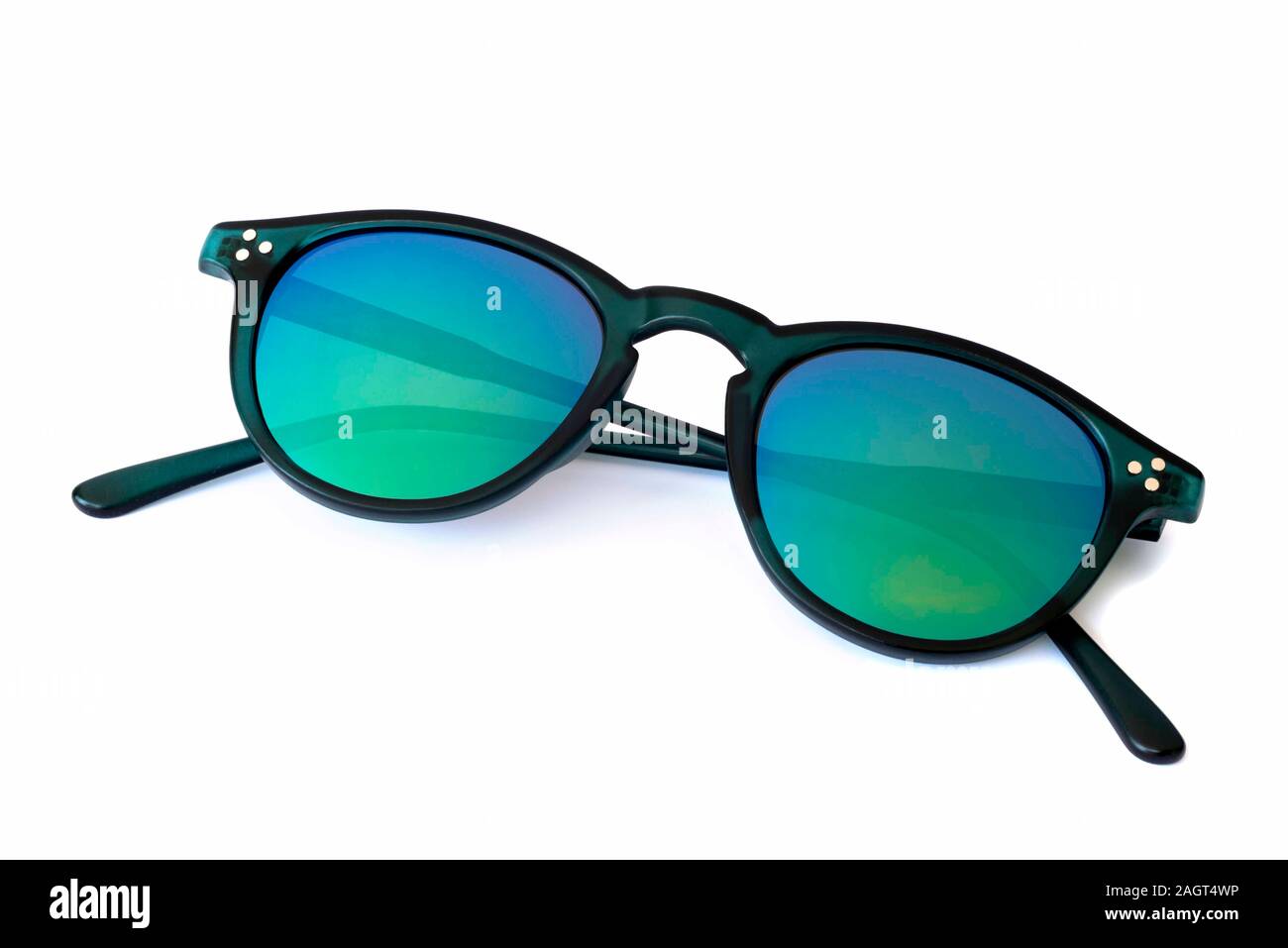 Nahaufnahme der modernen Sonnenbrille vor weißem Hintergrund Stockfoto