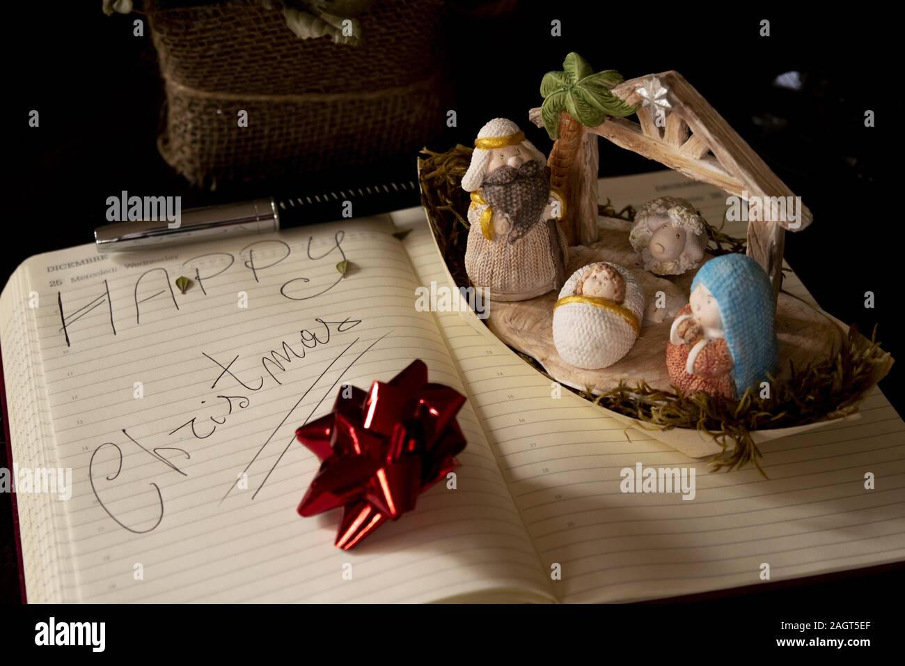 Noel und glückliche Weihnachten mit Krippe und frohe Weihnachten geschrieben Stockfoto