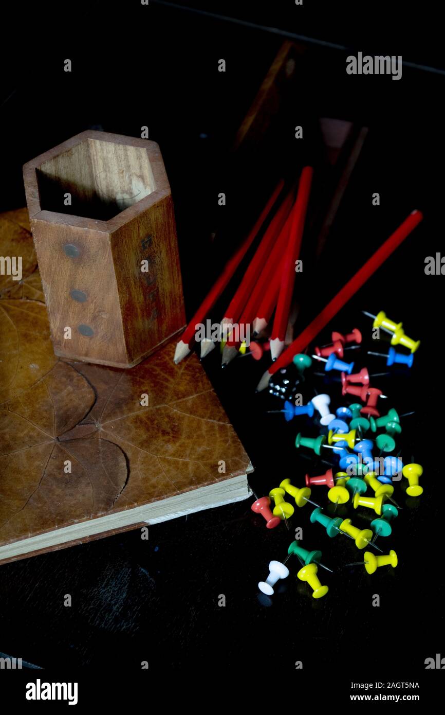 Verschiedene Pins witk Stiftehalter aus Holz und Leder agenda Stockfoto