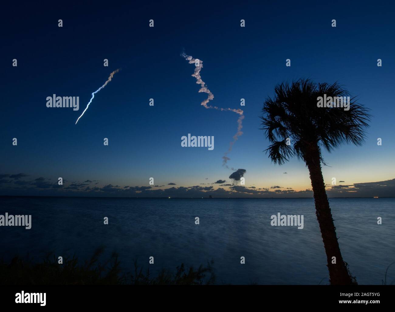 Boeing CST-100 Starliner Raumfahrzeuge, auf einem ULA Atlas-V-Rakete, hebt ab für ein hoher Lebensdauer Orbital Flight Test, Cape Canaveral, Florida Dezember 20, 2019 Stockfoto Boeing CST-100 Starliner Raumfahrzeuge, auf einem ULA Atlas-V-Rakete, hebt ab für ein hoher Lebensdauer Orbital Flight Test, Cape Canaveral, Florida Dezember 20, 2019 Stockfoto