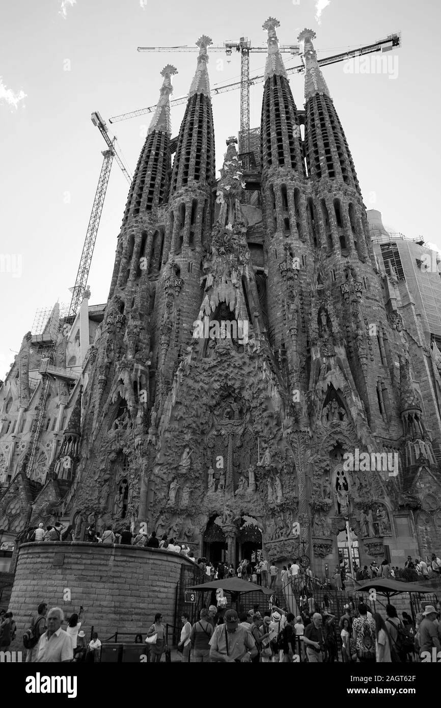 Touristen außerhalb des Inspiriert von Gaudi Sagrada Familia in Barcelona. Stockfoto