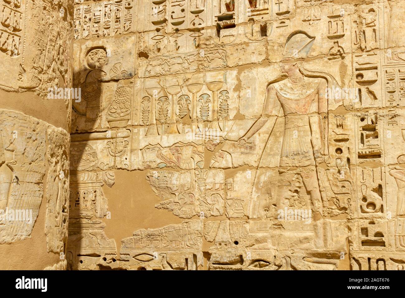 Hieroglyphe Wand in Medinet Habu, das ist ein großer und gut erhaltenen Tempel in Luxor Stockfoto