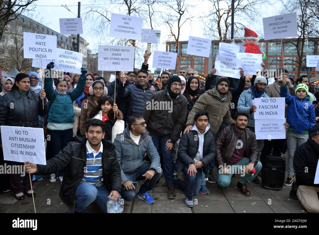 Eine Demonstration in Piccadilly, Manchester, Großbritannien, am 21. Dezember 2019, Gesetz über die Staatsbürgerschaft, die vor kurzem von der Indischen Parlament verabschiedet wurde, zu protestieren. Dies änderte sich Indiens 1955 Staatsbürgerschaft handeln, dass sie einen Pfad auf die indische Staatsbürgerschaft für Hindus, Sikhs, Buddhisten, Jains, Parsi und christlich-religiöse Minderheiten Verfolgung entkommen aus Pakistan, Bangladesch und Afghanistan. Es war das erste Mal, Religion hatte als Kriterium für die Staatsbürgerschaft nach indischem Recht verwendet wurde. Muslime argumentieren, dass diese Diskriminierung gegen Sie. In die Proteste in Indien 23 Menschen starben und 4.000 verhaftet. Stockfoto