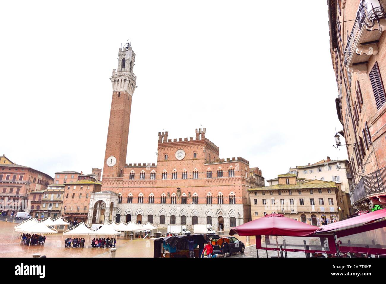 Blick auf den Turm von mangia und die Piazza del Campo in Siena, Italien Stockfoto