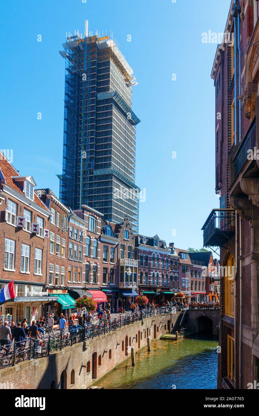 Vismarkt und Oudegracht mit der St. Martins Dom Turm mit einem Gerüst aufgrund von Renovierungsarbeiten umgeben. Utrecht, Niederlande Stockfoto