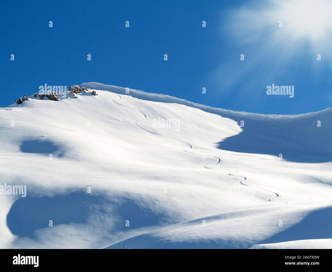 Skitouren Spuren im frischen Schnee Stockfoto
