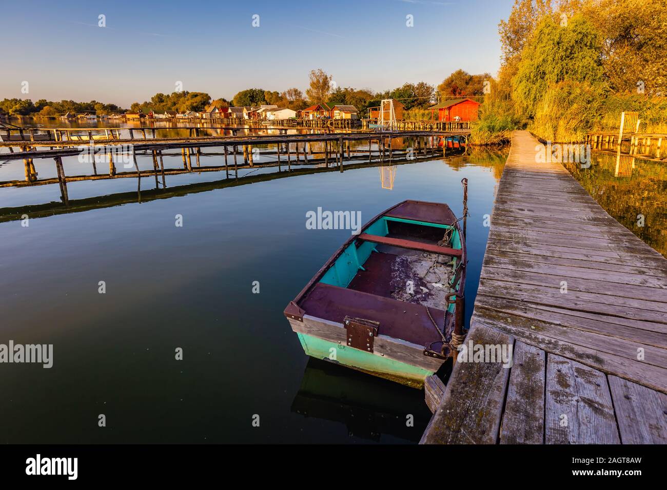 Schwimmende Dorf Bokodi in Ungarn bei Sonnenaufgang. Diese Häuser gehören zu den lokalen Fischern. Stockfoto