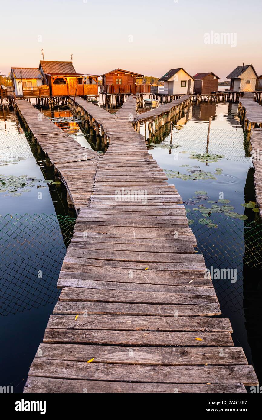Schwimmende Dorf Bokodi in Ungarn bei Sonnenaufgang. Diese Häuser gehören zu den lokalen Fischern. Stockfoto