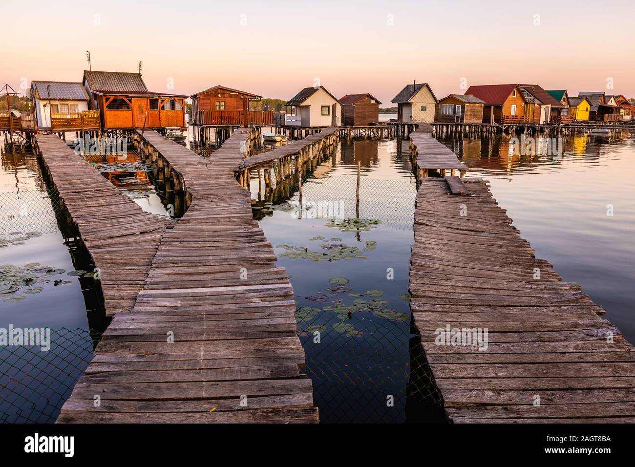 Schwimmende Dorf Bokodi in Ungarn bei Sonnenaufgang. Diese Häuser gehören zu den lokalen Fischern. Stockfoto