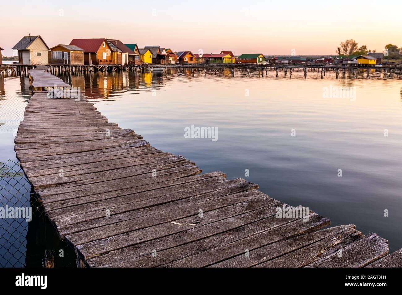 Schwimmende Dorf Bokodi in Ungarn bei Sonnenaufgang. Diese Häuser gehören zu den lokalen Fischern. Stockfoto
