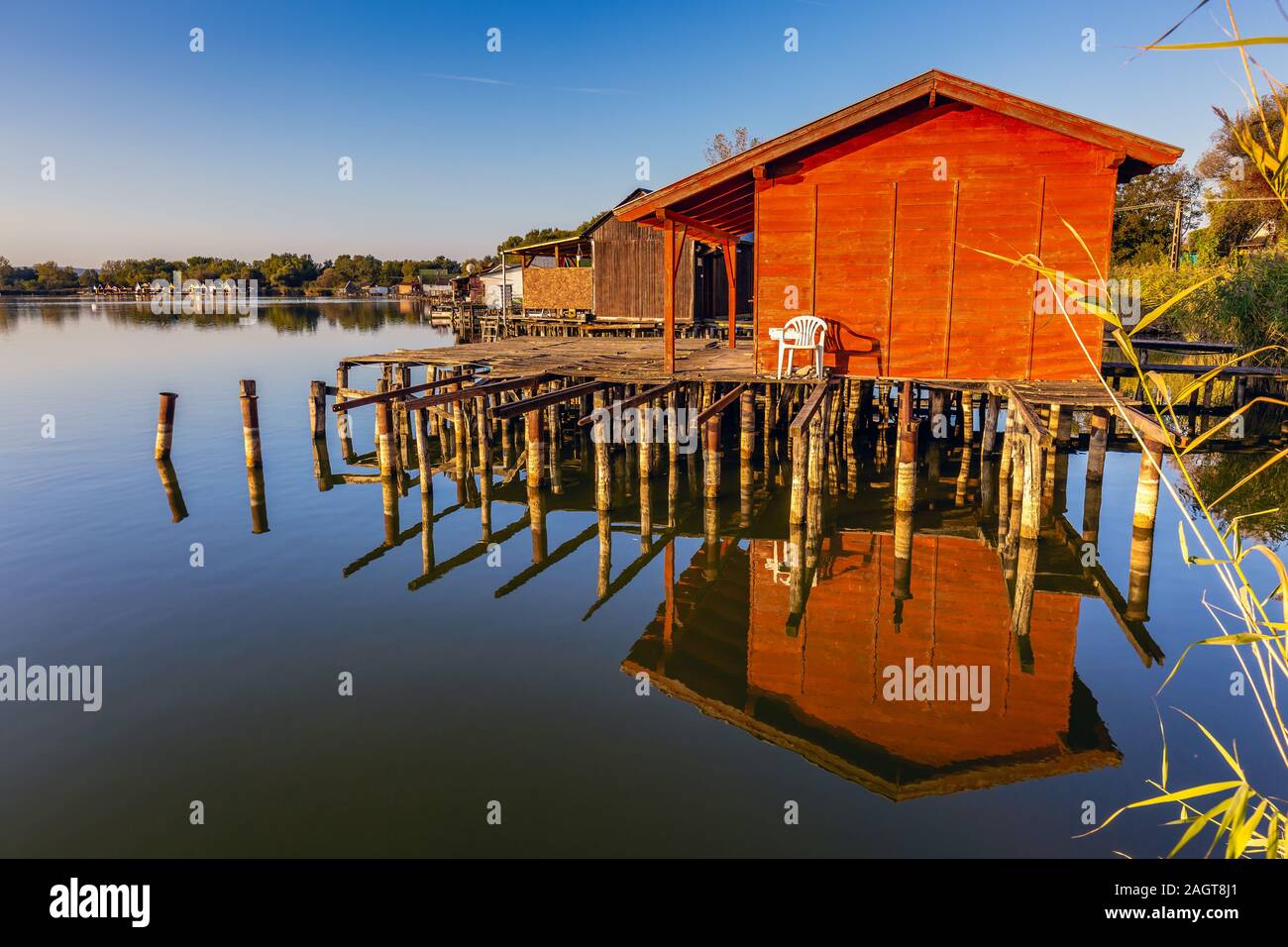 Schwimmende Dorf Bokodi in Ungarn bei Sonnenaufgang. Diese Häuser gehören zu den lokalen Fischern. Stockfoto