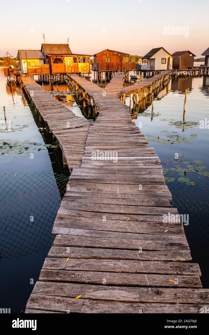 Schwimmende Dorf Bokodi in Ungarn bei Sonnenaufgang. Diese Häuser gehören zu den lokalen Fischern. Stockfoto