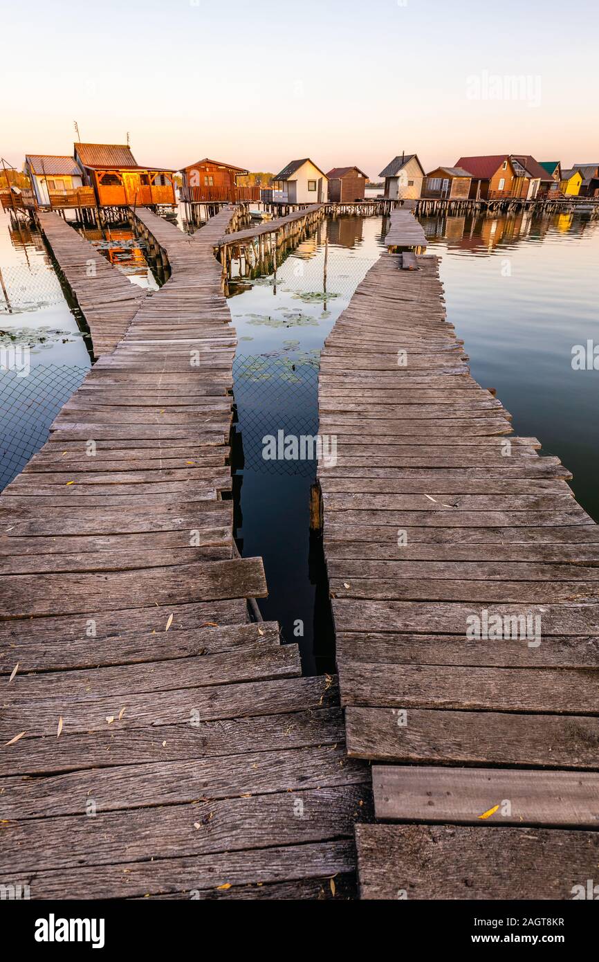 Schwimmende Dorf Bokodi in Ungarn bei Sonnenaufgang. Diese Häuser gehören zu den lokalen Fischern. Stockfoto