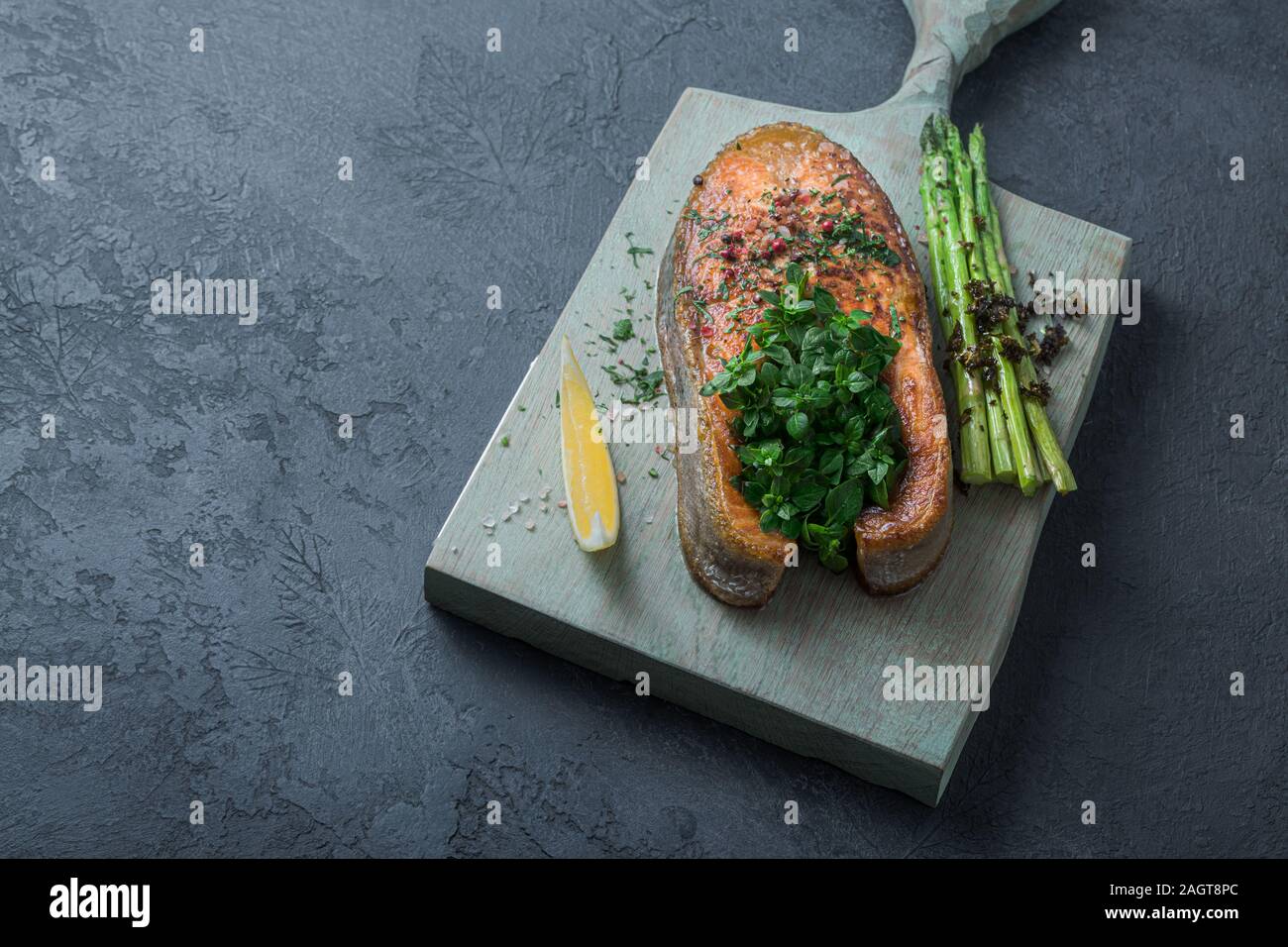 Lachssteak mit Karotten und Zitrone an Bord, Platz kopieren Stockfoto