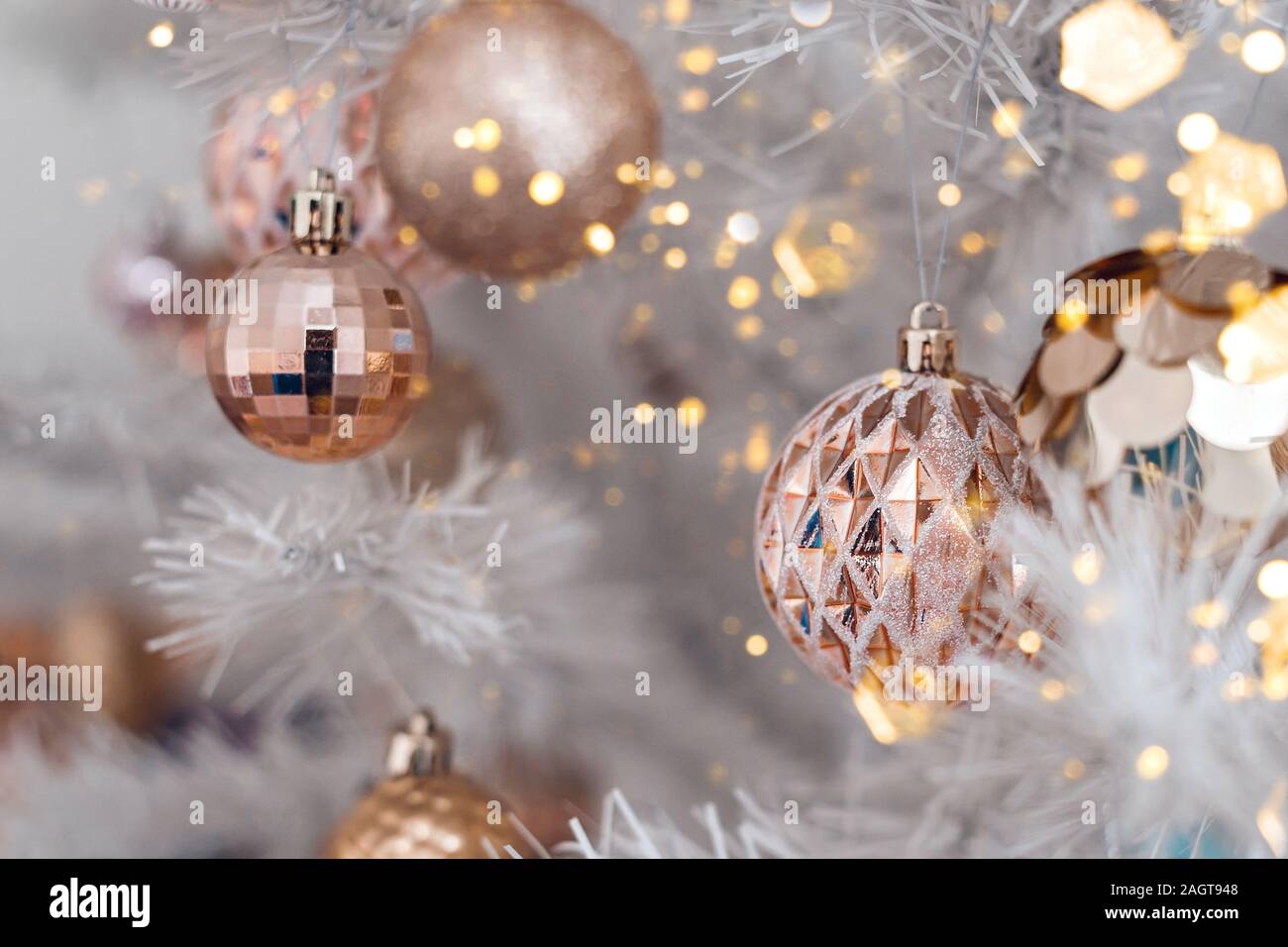 Geschmückten Weihnachtsbaum mit rosa und golden Toys auf weißem Hintergrund. Weihnachten Konzept, 2020. Stockfoto