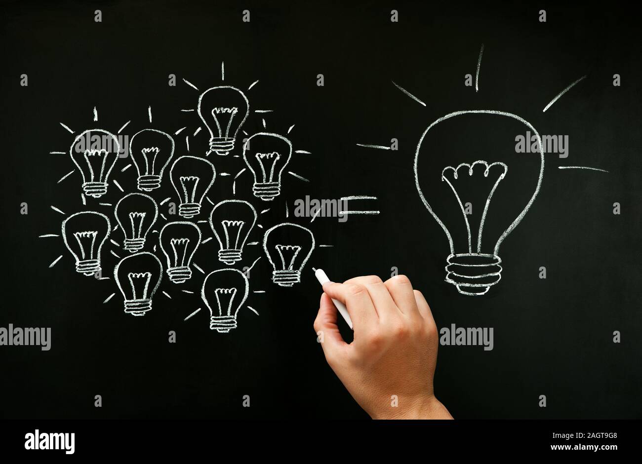 Hand Zeichnen mit Kreide auf Tafel Glühbirnen Konzept veranschaulicht, wie ein Business Team zusammen zu arbeiten, ist eine tolle Idee. Viele kleine Ideen Stockfoto