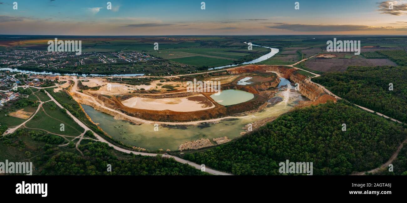 Panorama von Kalkstein Tagebau, Luftaufnahme von Drone. Stockfoto