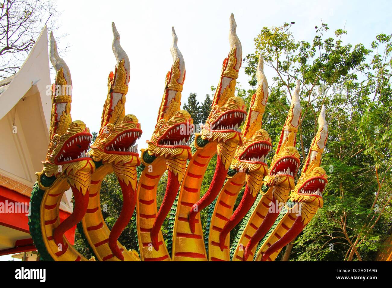 Malerische furchtsamen Staats Drachen stehen am Eingang zum alten Thailändischen Tempel. Alte Drachen Wachen in der buddhistischen Religion, Thailand, Pattaya, Asien Stockfoto