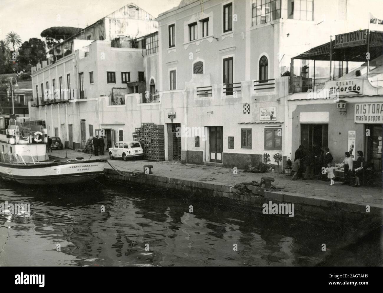 Gebrochene Quay nach dem Unfall der Jolly Fähre via Iasolino, Hafen von Ischia, Italien 1966 Stockfoto