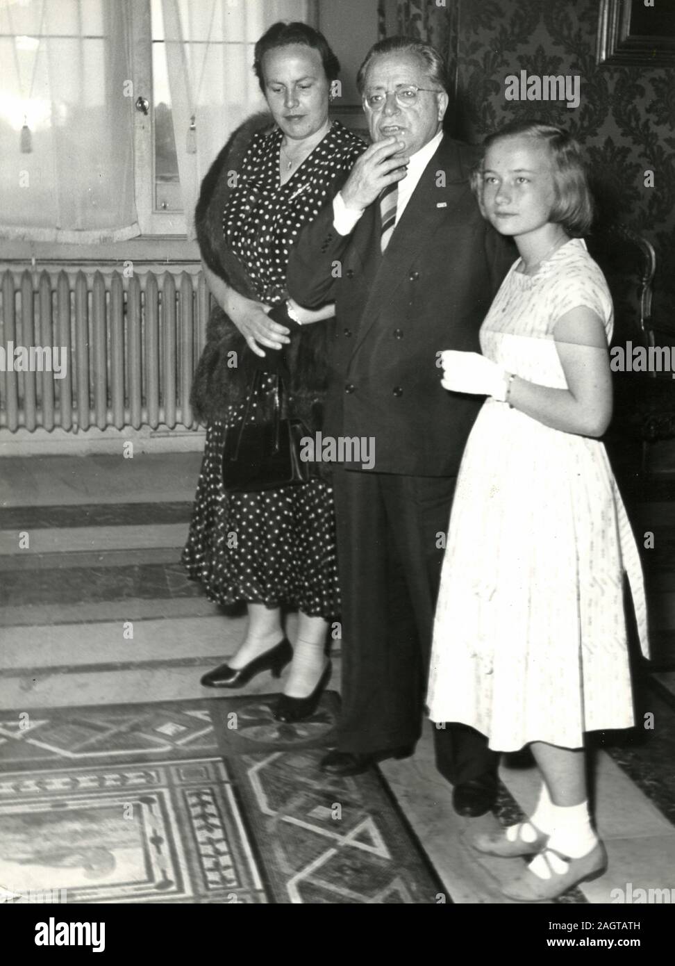 Italienische Politiker Palmiro Togliatti und Nilde Iotti mit angenommene Tochter Marisa Malagodi, Rom, Italien 1960 Stockfoto