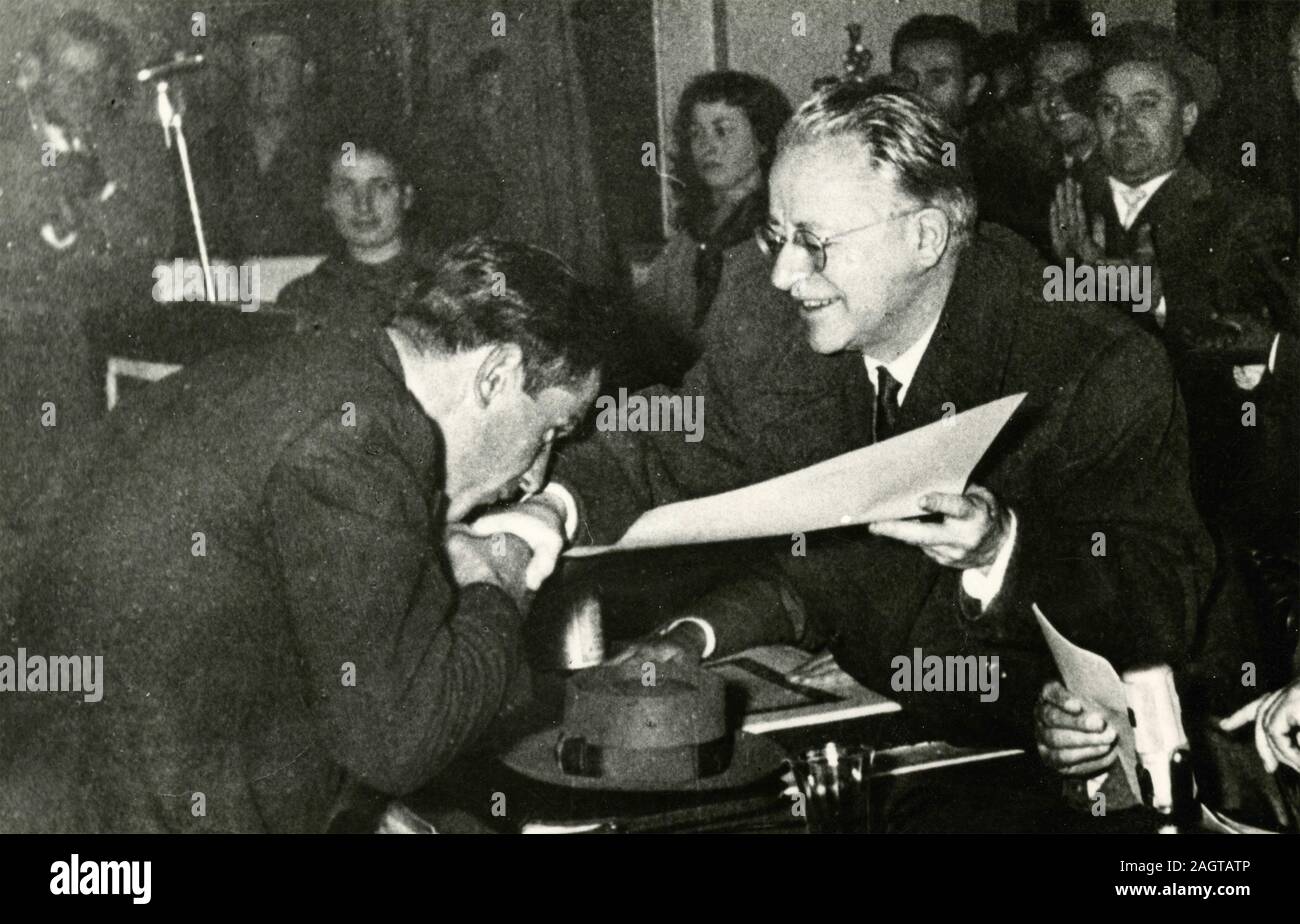 Ventilator küssen die Hand des italienischen Politikers Palmiro Togliatti, Italien 1960 Stockfoto