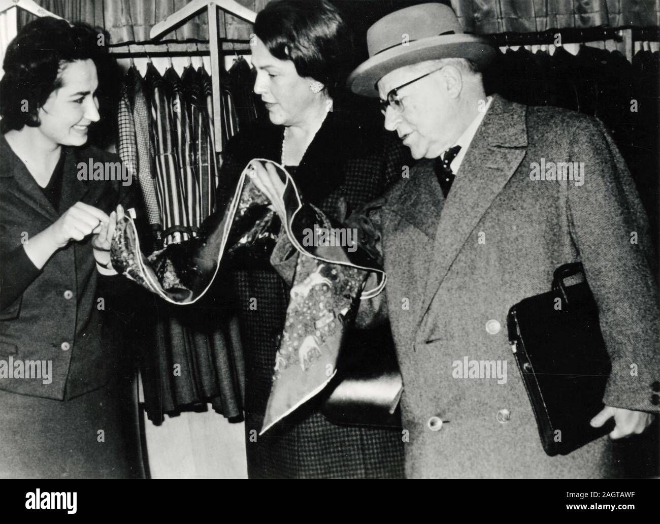 Italienische Politiker Palmiro Togliatti und Nilde Iotti während der Weihnachtseinkäufe, Rom, Italien 1960 Stockfoto