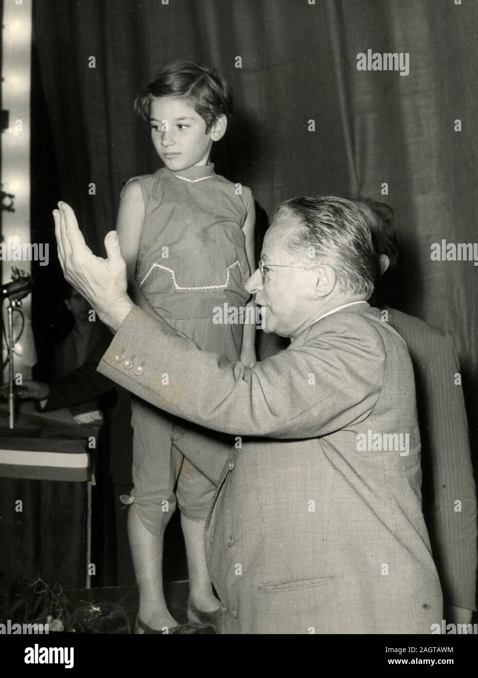Italienischen Politikers Palmiro Togliatti mit einem Kind an einem Fall, Italien 1960 Stockfoto