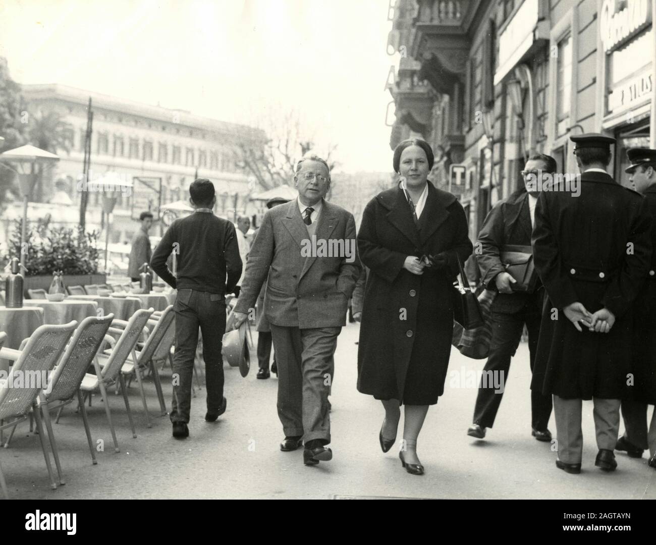 Italienische Politiker Palmiro Togliatti und Nilde Iotti Bummeln in der Via Veneto, Rom, Italien 1960 Stockfoto