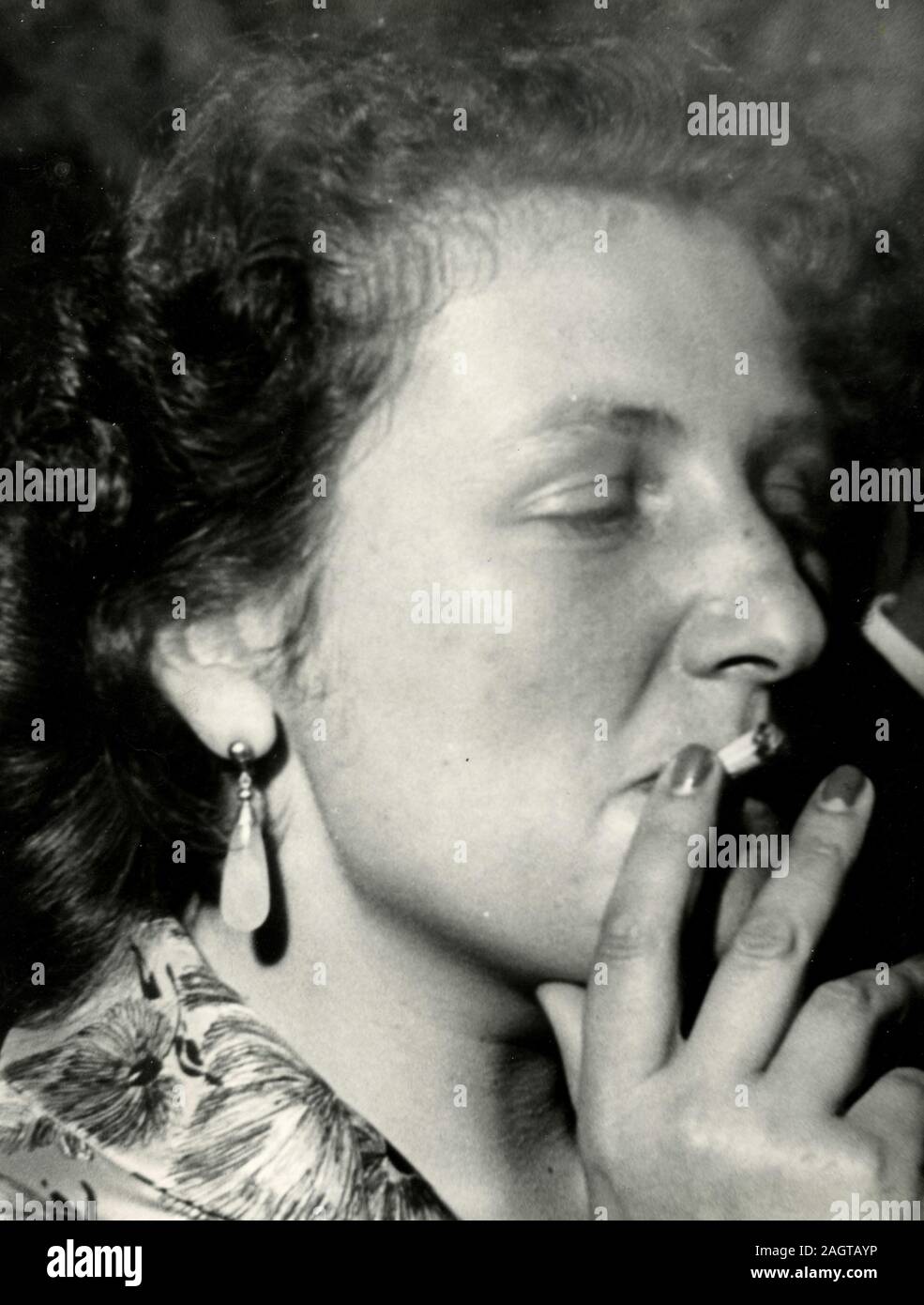 Italienische Politiker Nilde Iotti rauchen, Rom, Italien 1960 Stockfoto