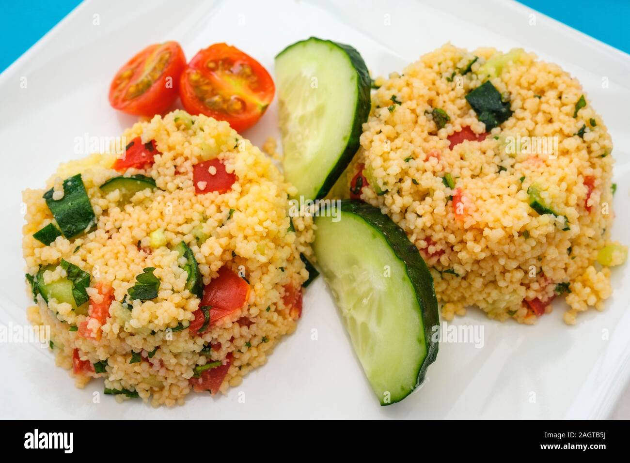 Gesundes Essen. Tabbouleh Salat mit frischen Gurken und Tomaten Stockfoto
