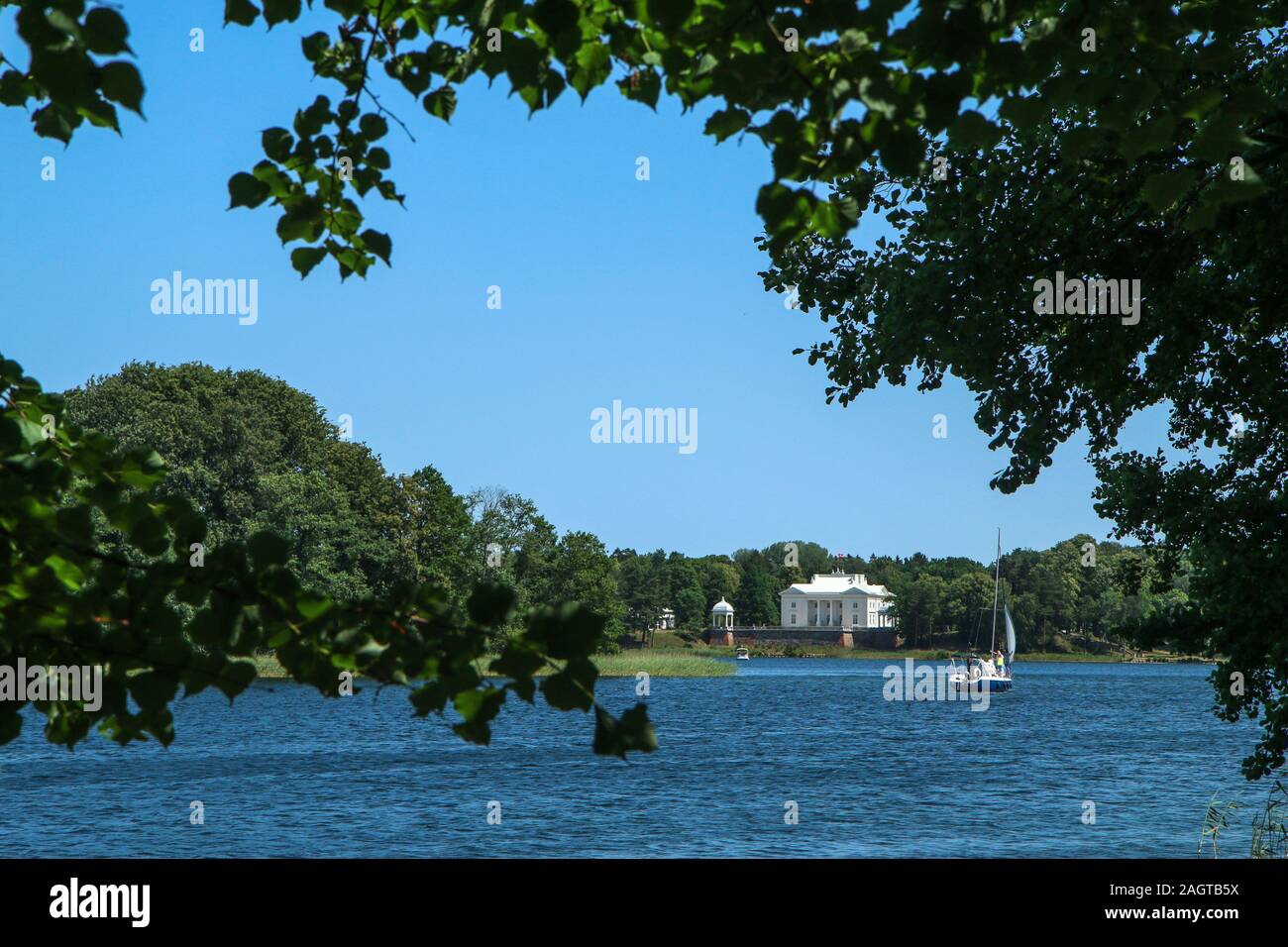 Die schönen Sommertag am See in Litauen. Segelboote sind schwimmend auf dem Wasser. Stockfoto