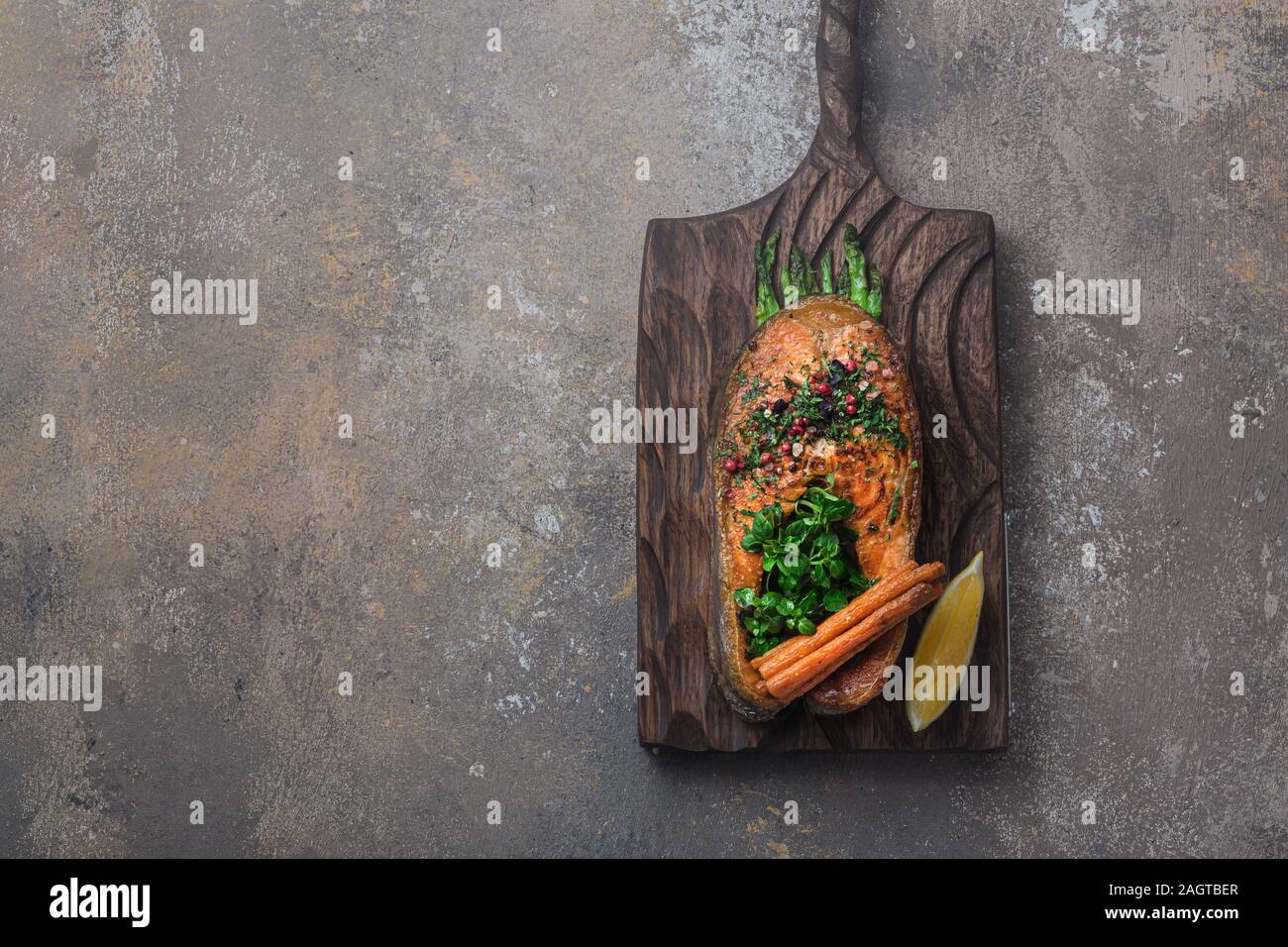 Gebratenes Lachssteak mit Gemüse auf Holzbrett, flache Kopie Raum legen Stockfoto