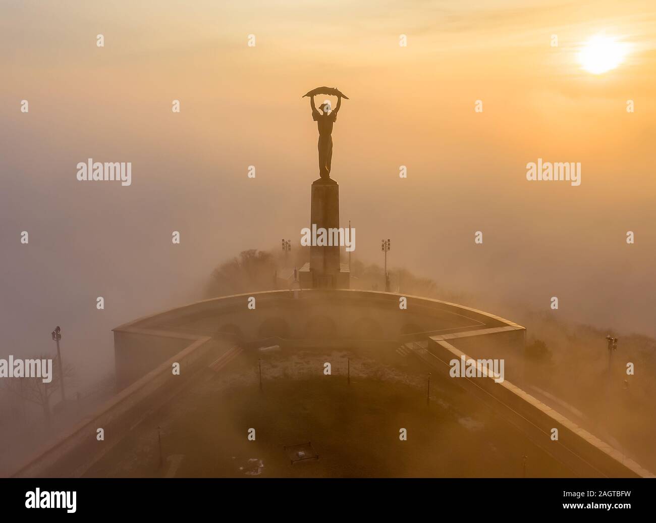 Moody nebligen Morgen in der Zitadelle. Budapest. Ungarn. 2019 Winter. Rising Sun. Nebel. mist. Liberty Bridge. Schlechtes Wetter Stockfoto