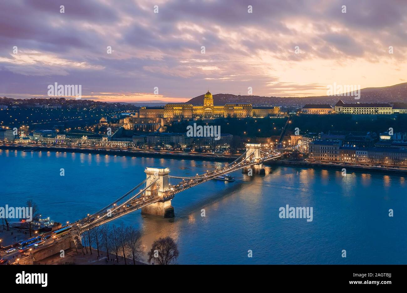 Sonnenuntergang Stadtbild von Budapest mit Donau, Széchenyi Kettenbrücke, Buda caslle, varkert Basar und Sandor Palace. Stockfoto