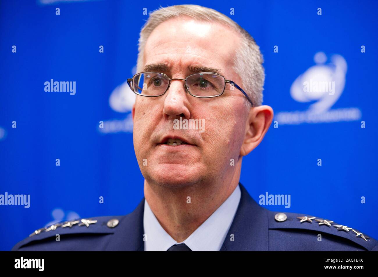 US Air Force General und der Stellvertretende Vorsitzende des Generalstabs Johannes Hyten spricht während einer Pressekonferenz zu den Platz am2019 Space Symposium in Colorado Springs, USA. Stockfoto