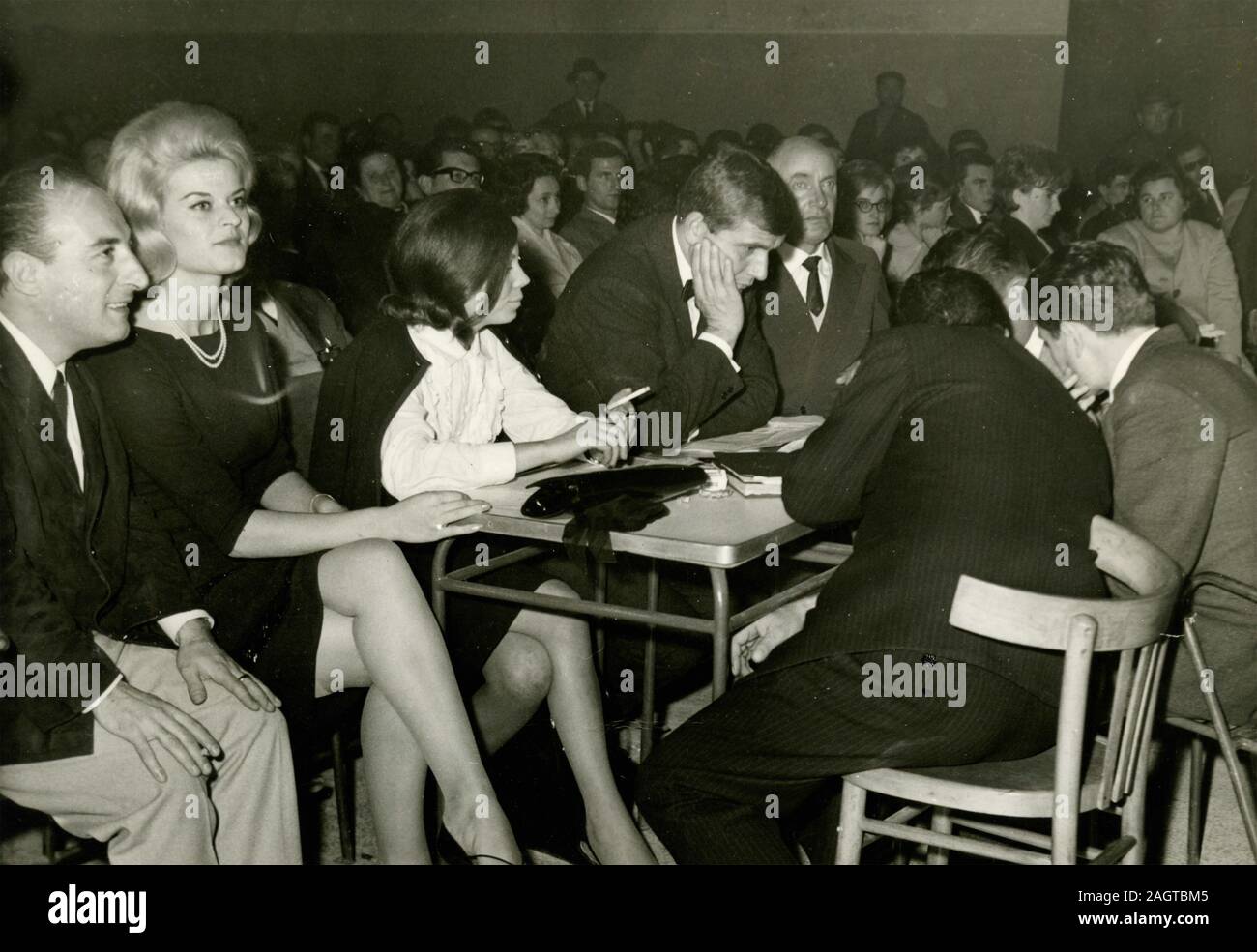 Die Jury Der bahnhofshalle von Taglio di Po: Theater manager Conte, Wanda Berti, Leslie Smokovich, Walter Sthranz und Casellato, Italien 1960 Stockfoto