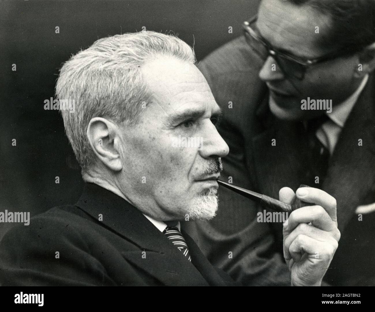 Unbekannte italienische Politiker, Minister der PSI-sozialistische Partei rauchen die Pfeife, Rom, Italien, 1960 Stockfoto