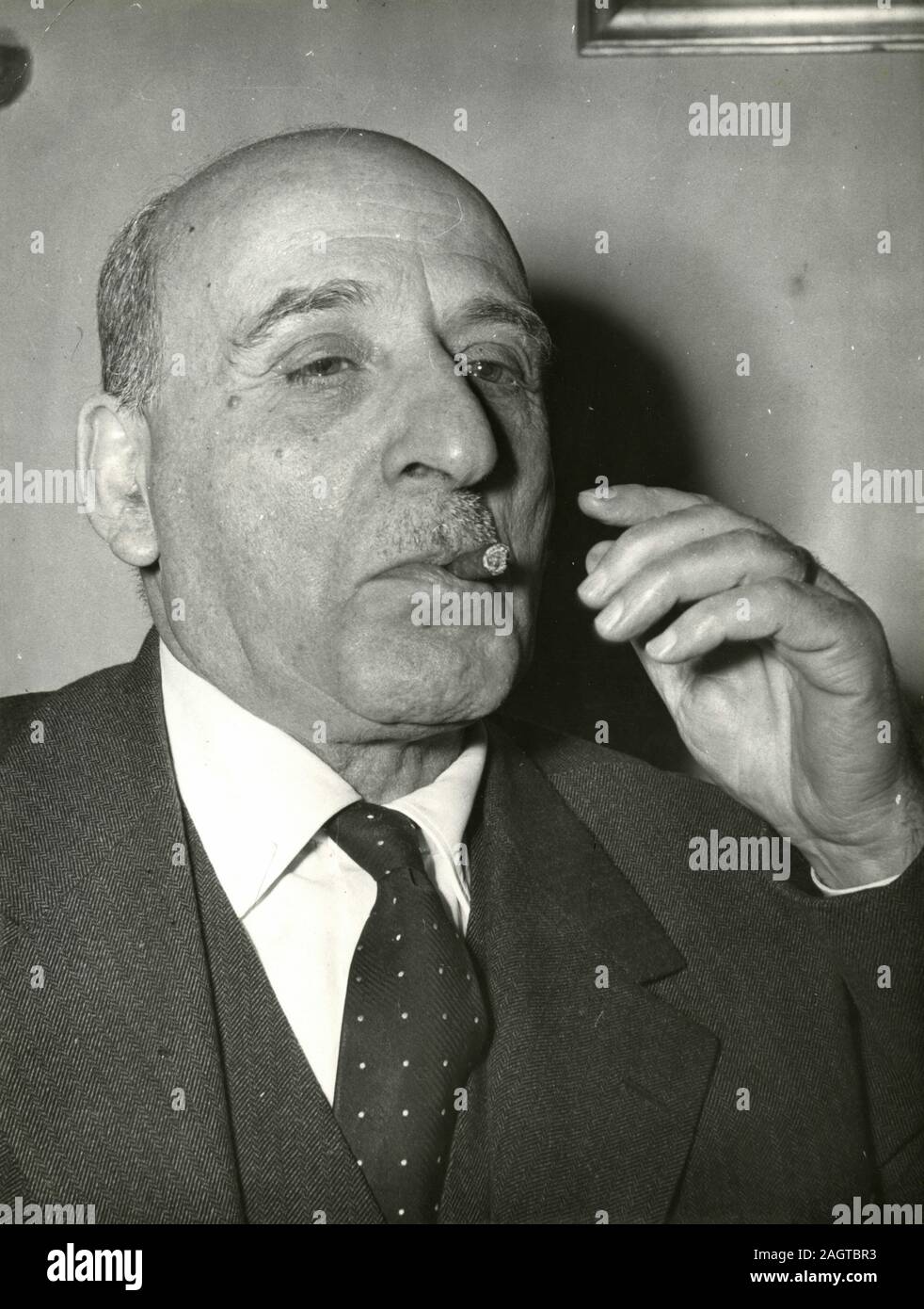 Italienische Politiker, Minister Umberto Tupini rauchen Zigarre, Rom, Italien 1960 Stockfoto
