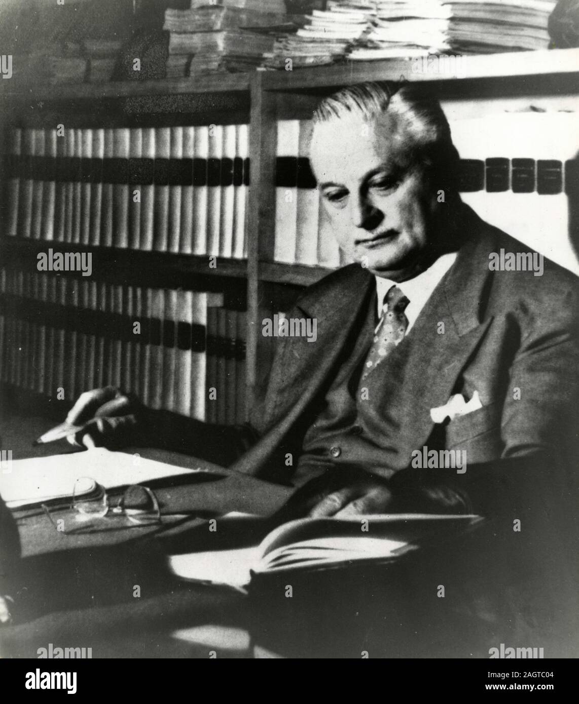 Italienische Politiker, Präsident von IRI Aldo Fascetti in seinem Studio, Rom, Italien 1950 s Stockfoto