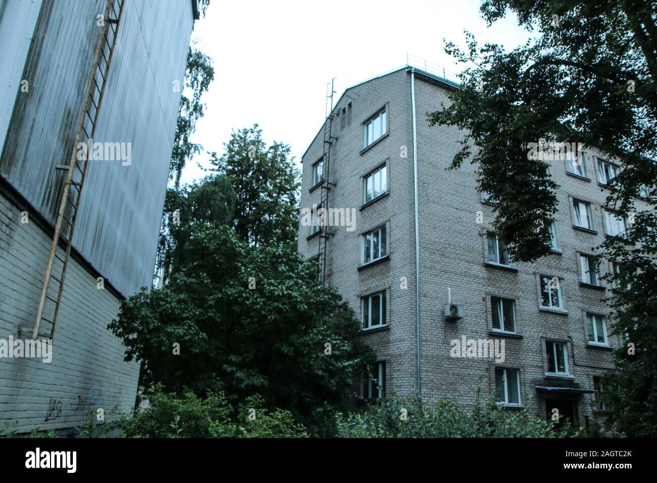 Die alten Mehrfamilienhaus Gebäude aus der sowjetischen Ära in Riga in Lettland. Stockfoto