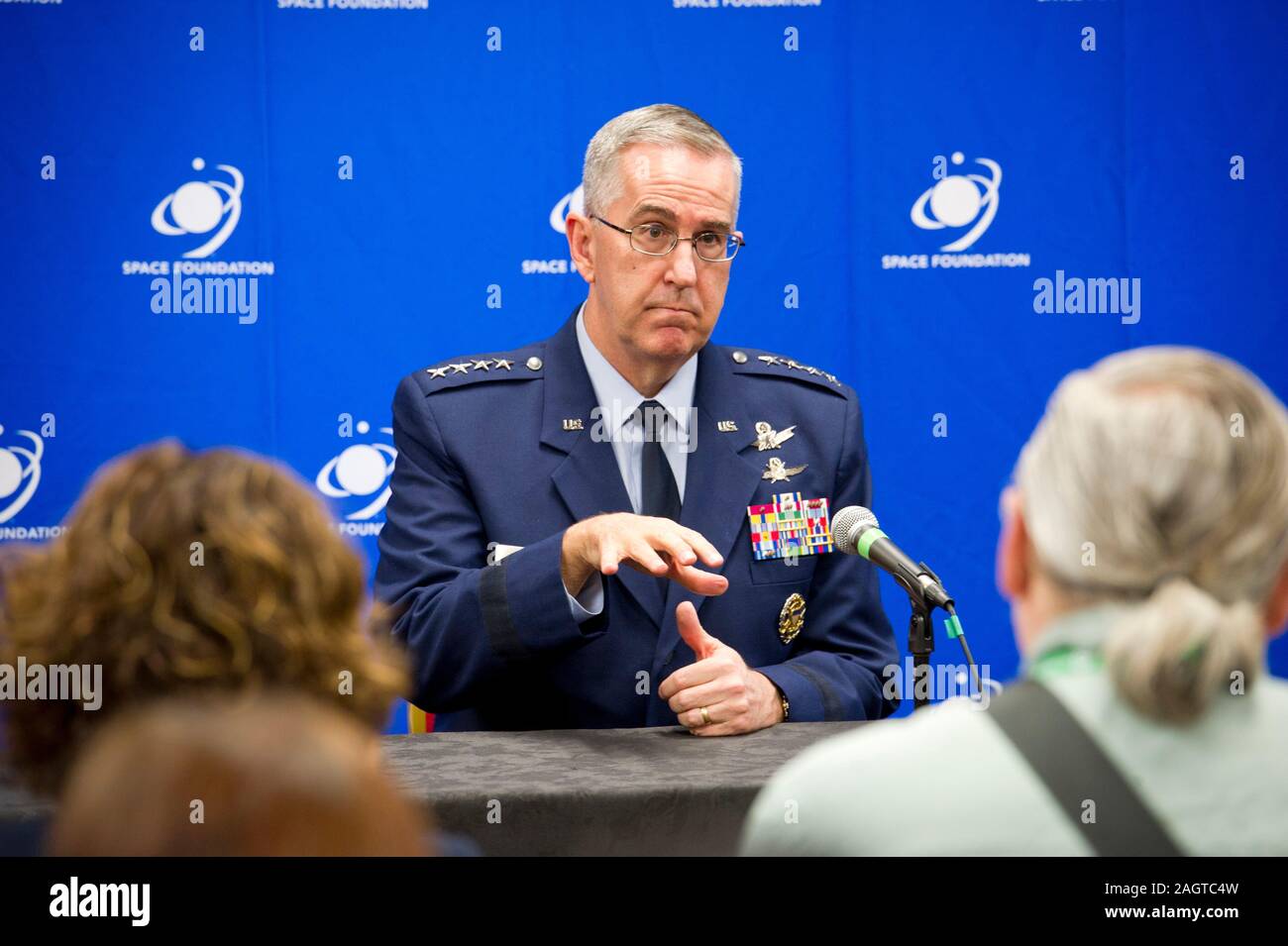 US Air Force General und der Stellvertretende Vorsitzende des Generalstabs Johannes Hyten spricht während einer Pressekonferenz zu den Platz am2019 Space Symposium in Colorado Springs, USA. Stockfoto
