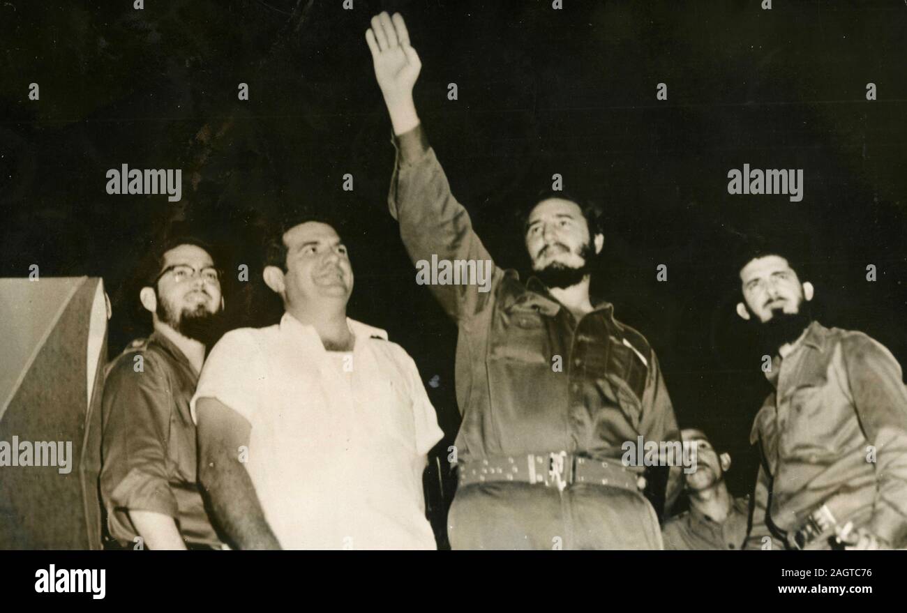 Kubanische Regierungschef Fidel Castro Wellen zu der Masse mit großen Augusto Martinez Sanchez (links), Arbeitsminister und Conrado Becquer (weisses Hemd), Artemisa, Kuba 1960 Stockfoto