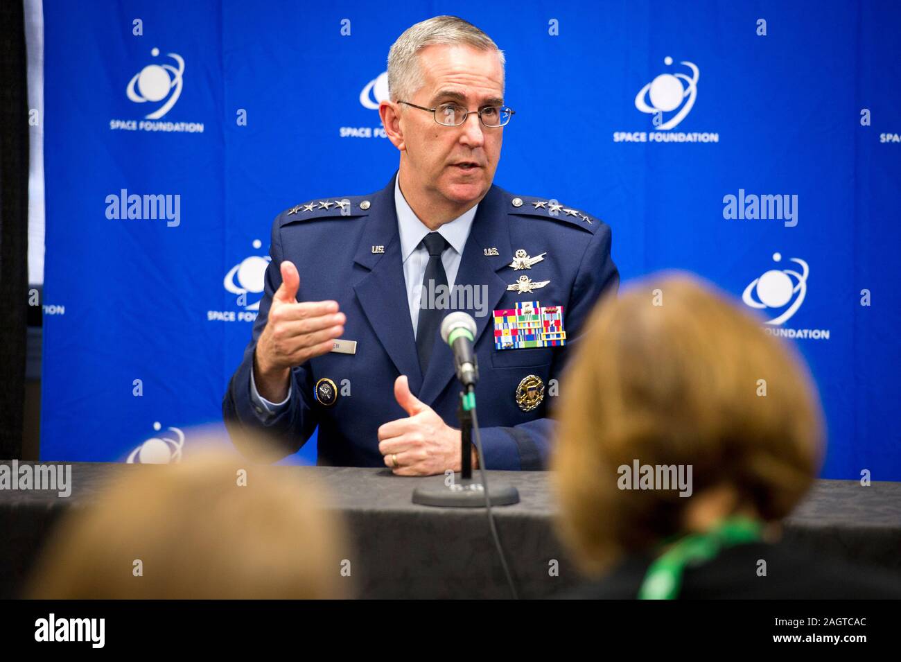 US Air Force General und der Stellvertretende Vorsitzende des Generalstabs Johannes Hyten spricht während einer Pressekonferenz zu den Platz am2019 Space Symposium in Colorado Springs, USA. Stockfoto
