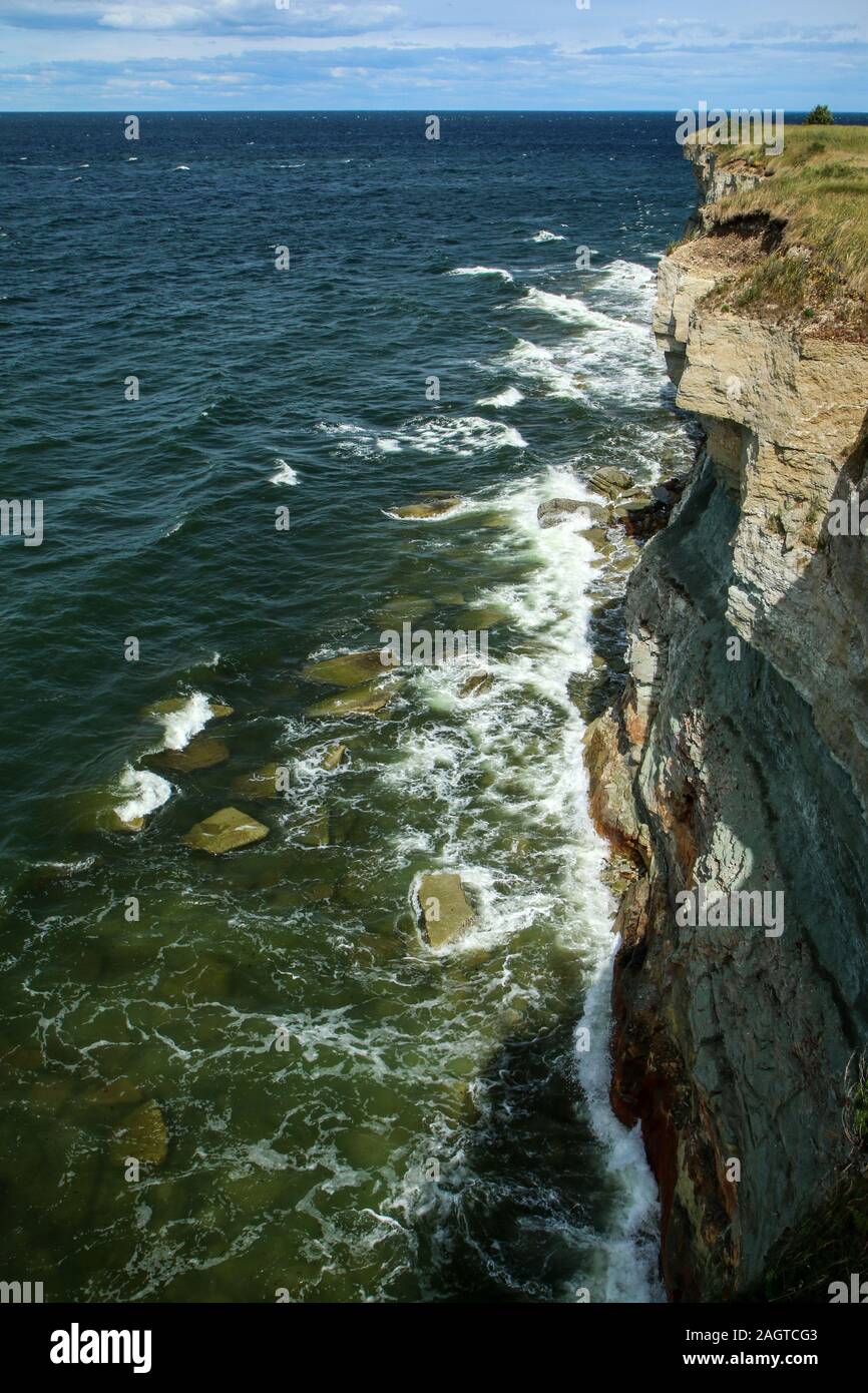 Das Bild von der wilden Küste von Paldiski in Estland. Sie sehen den hohen Klippen über dem Meer. Stockfoto