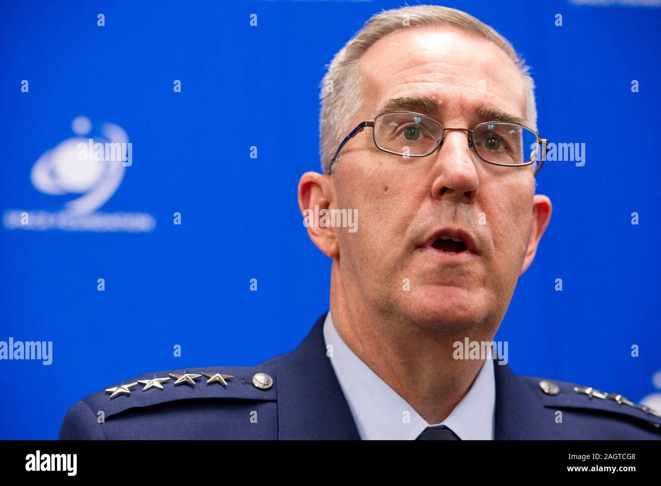 US Air Force General und der Stellvertretende Vorsitzende des Generalstabs Johannes Hyten spricht während einer Pressekonferenz zu den Platz am2019 Space Symposium in Colorado Springs, USA. Stockfoto