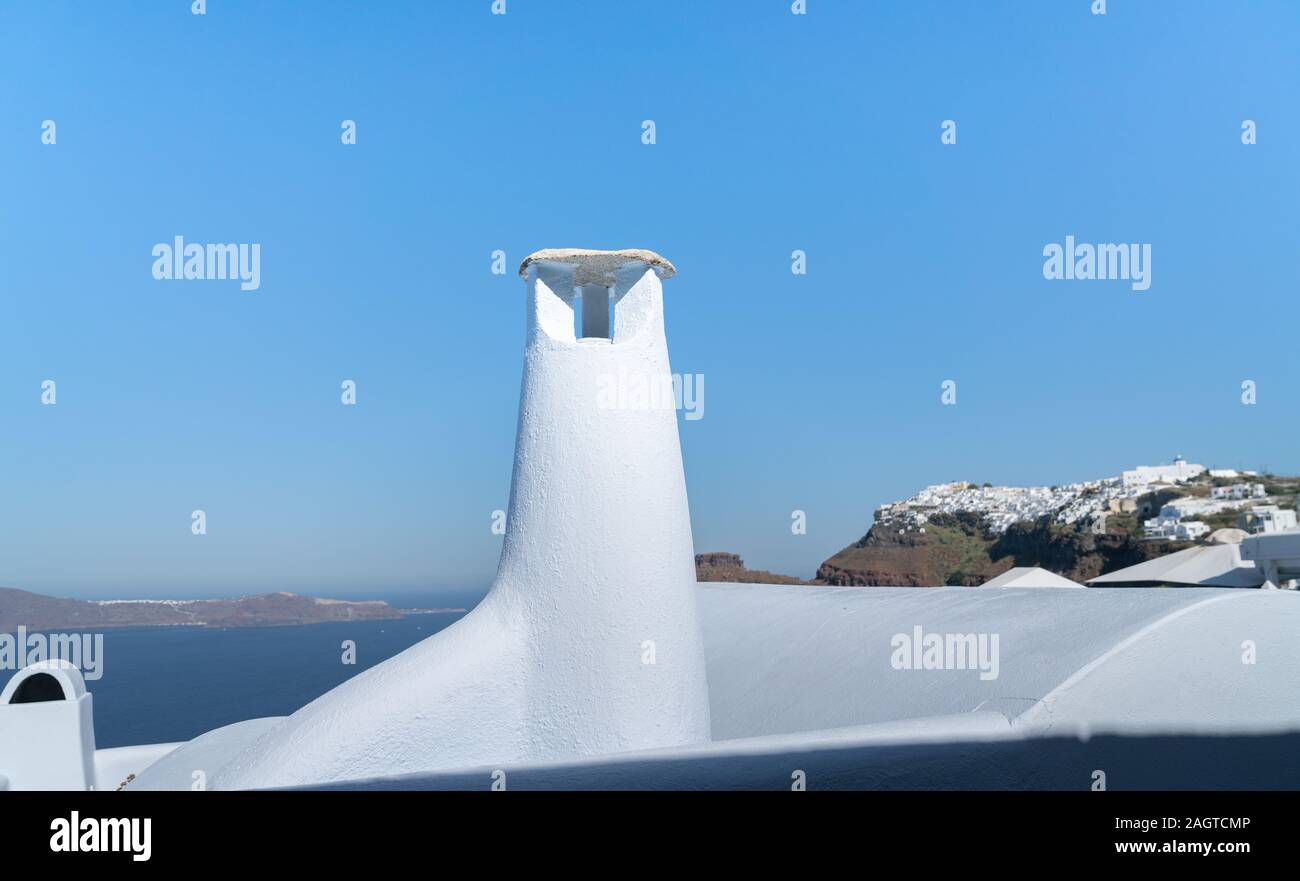 Weiß getünchtes architektonische Besonderheit der Turm gegen den blauen Himmel Stockfoto