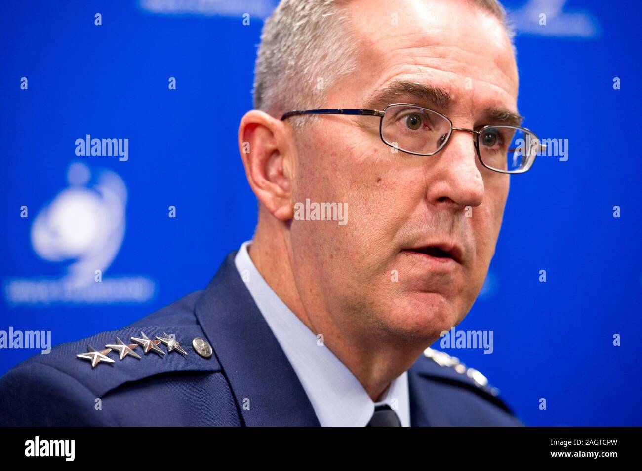 US Air Force General und der Stellvertretende Vorsitzende des Generalstabs Johannes Hyten spricht während einer Pressekonferenz zu den Platz am2019 Space Symposium in Colorado Springs, USA. Stockfoto