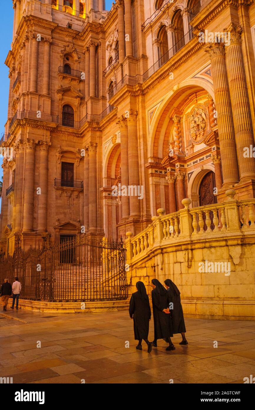 Religiöse Gebäude der Kathedrale in der Dämmerung, Málaga Hauptstadt. Costa del Sol, Andalusien im Süden von Spanien. Europa Stockfoto